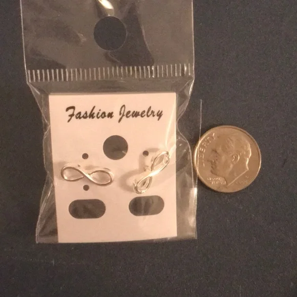 HP. Infinity 12mm stud dainty and elegant earring - Picture 2 of 2